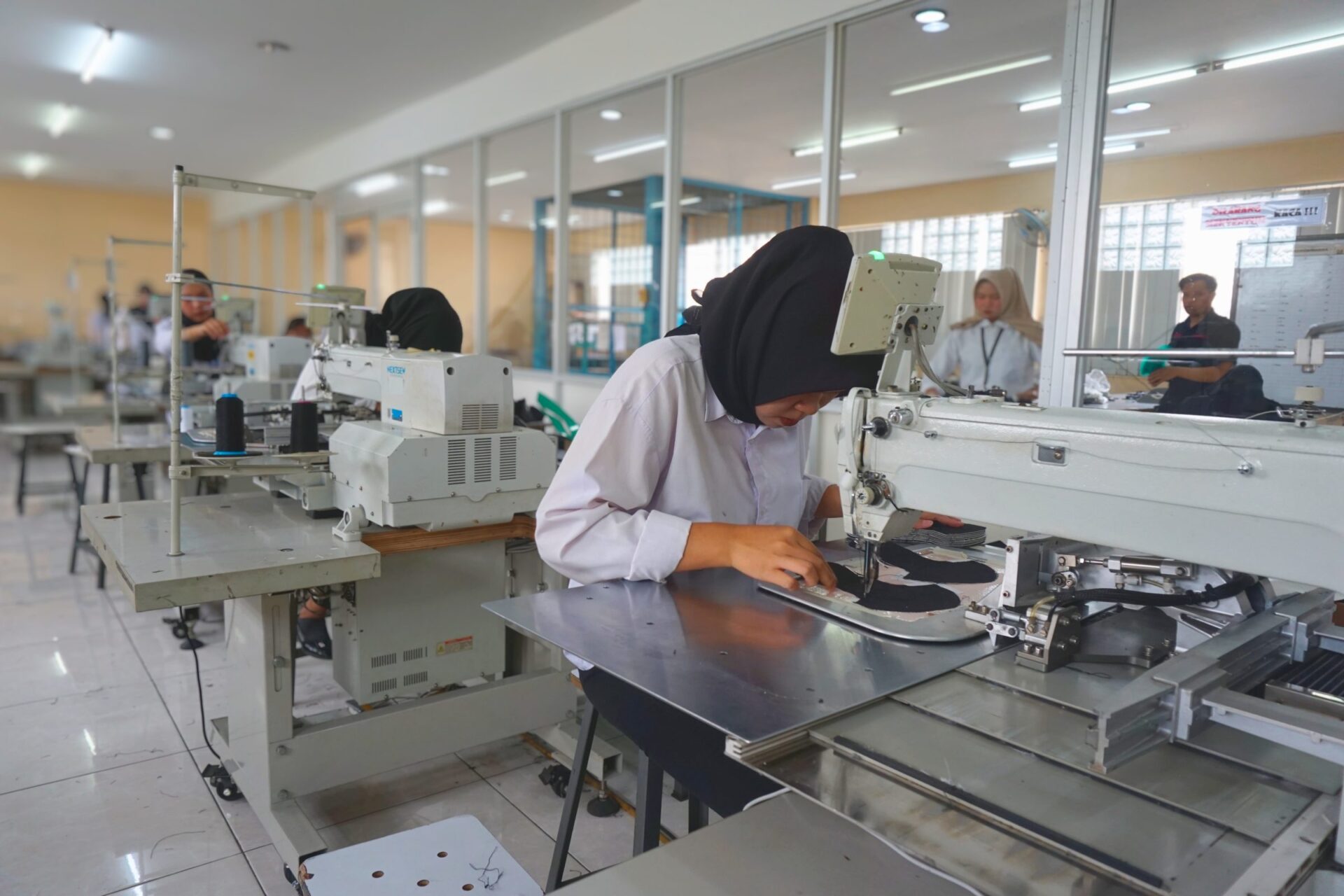 Operator di computer stitching machine