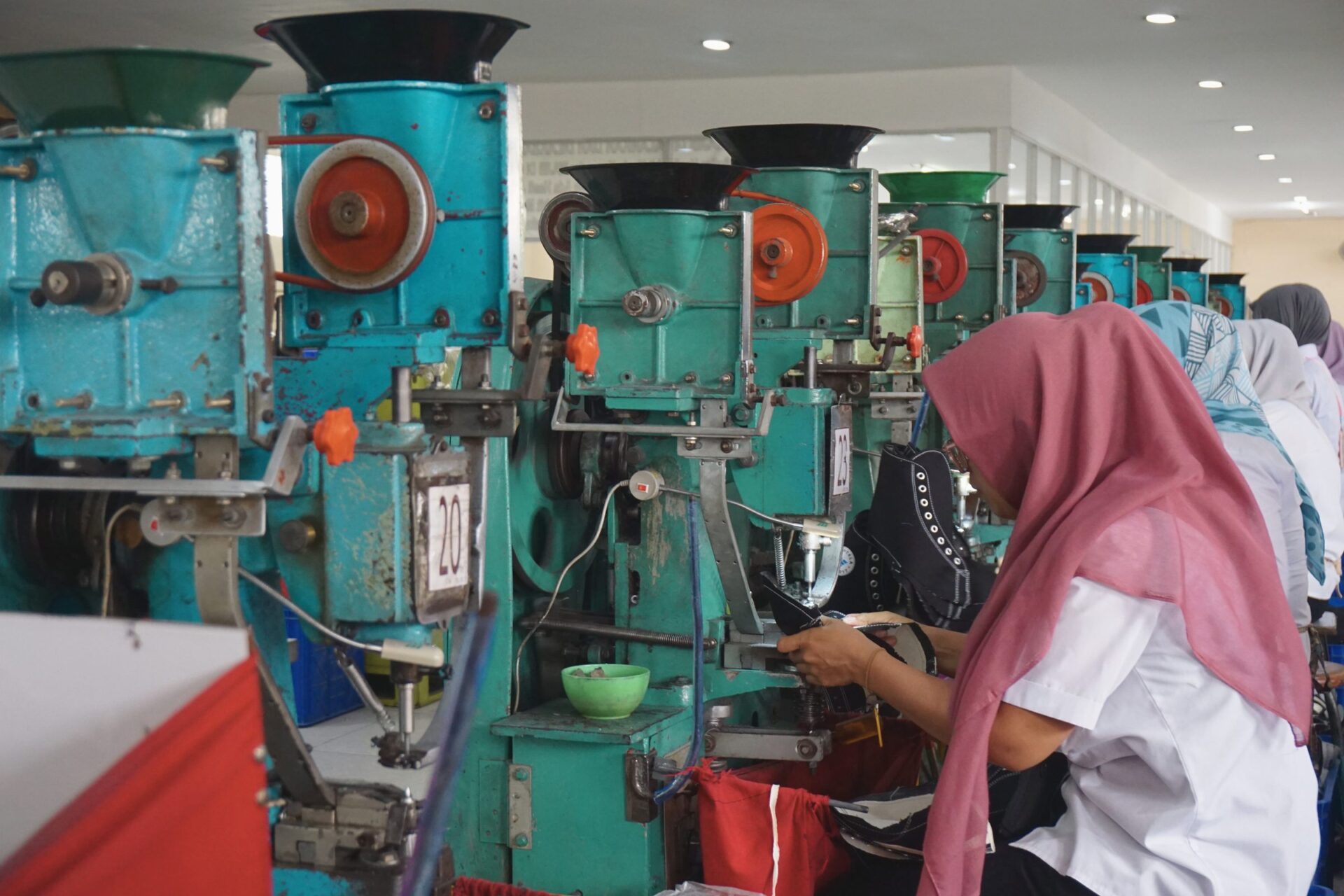 Deretan eyelet machine dan operatornya