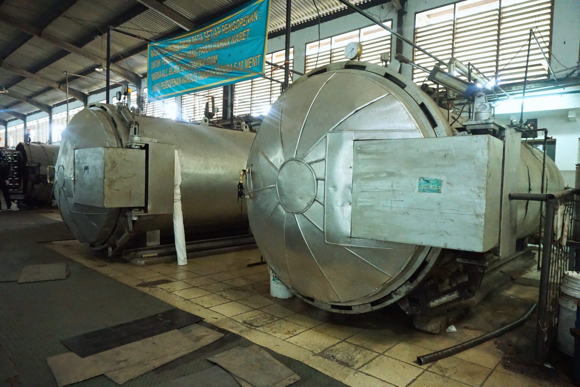 Vulcanizing tank atau autoclave di area perakitan
