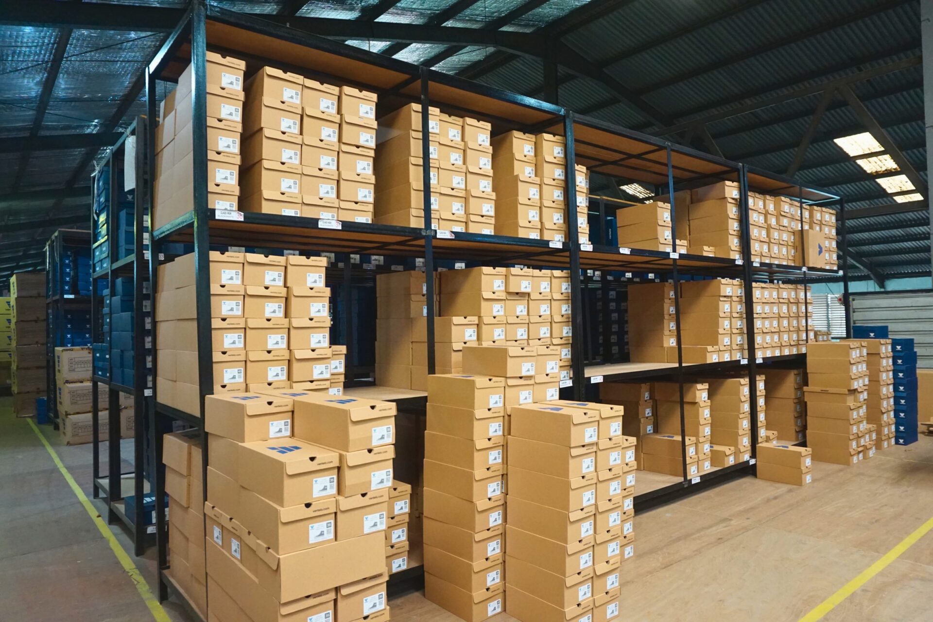 Rak gudang berisi kotak sepatu siap kirim
